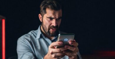 Un hombre frustrado ve un error