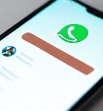 Pantalla de móvil: privacidad digital enfocada