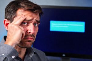 El hombre necesita ayuda con su PC
