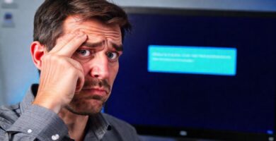 El hombre necesita ayuda con su PC
