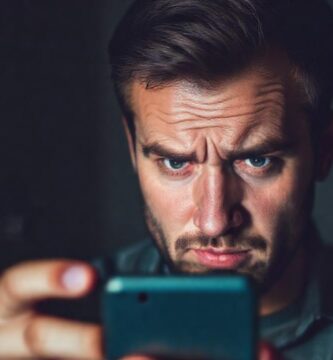 Hombre confundido busca ayuda digitalmente