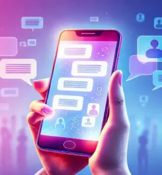 Un smartphone futurista conecta a usuarios diversos