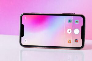 El smartphone exhibe diseño moderno y colorido