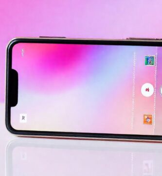 El smartphone exhibe diseño moderno y colorido