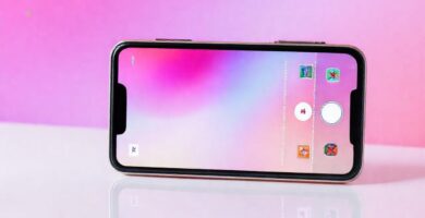 El smartphone exhibe diseño moderno y colorido