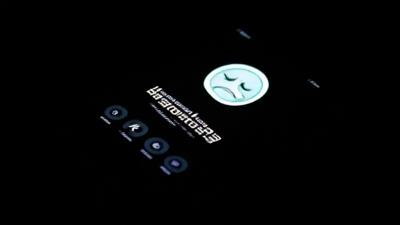 El teléfono frustra con diseño oscuro