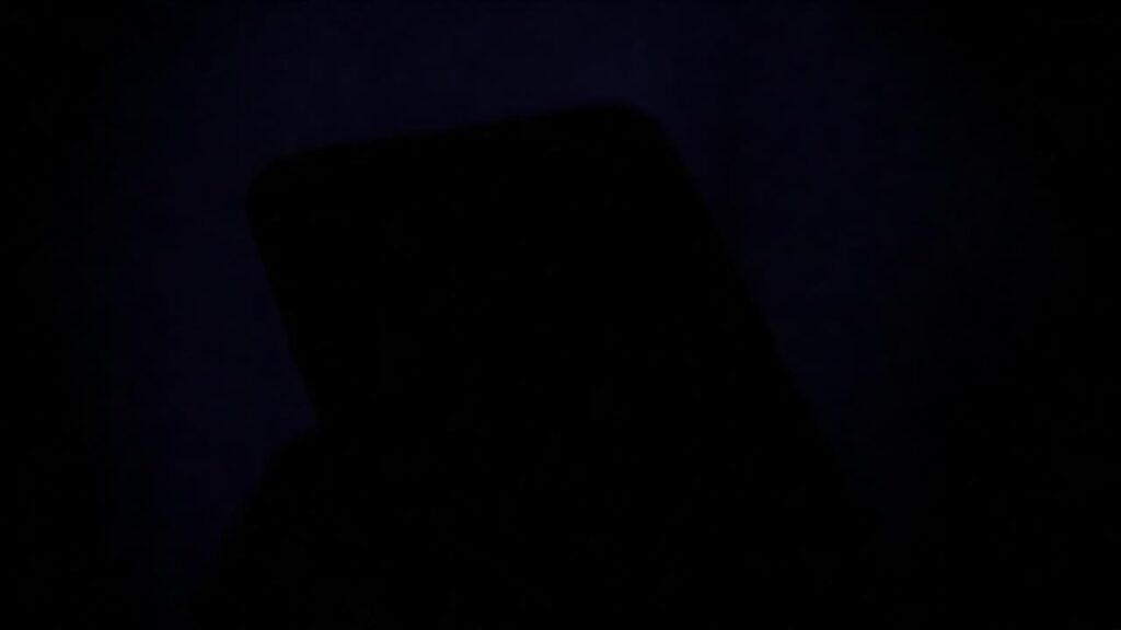 La pantalla oscura revela ansiedad y vigilancia