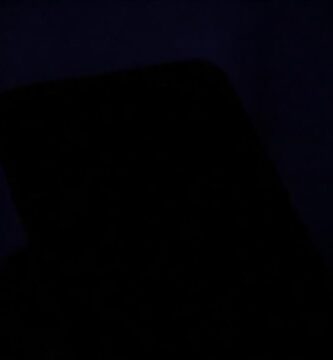 La pantalla oscura revela ansiedad y vigilancia