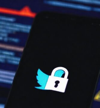 Seguridad cibernética protege un teléfono Android