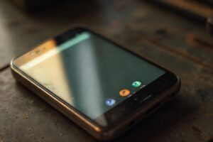 Un teléfono antiguo evoca nostalgia visual