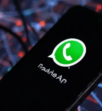 Un smartphone muestra WhatsApp de forma oscura