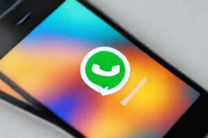 Un teléfono Android muestra WhatsApp feliz