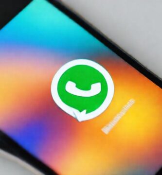 Un teléfono Android muestra WhatsApp feliz