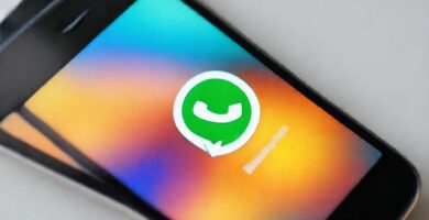 Un teléfono Android muestra WhatsApp feliz