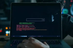 La laptop frustrada muestra fallos digitales