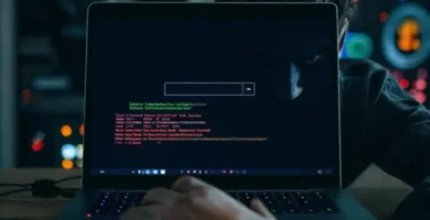 La laptop frustrada muestra fallos digitales