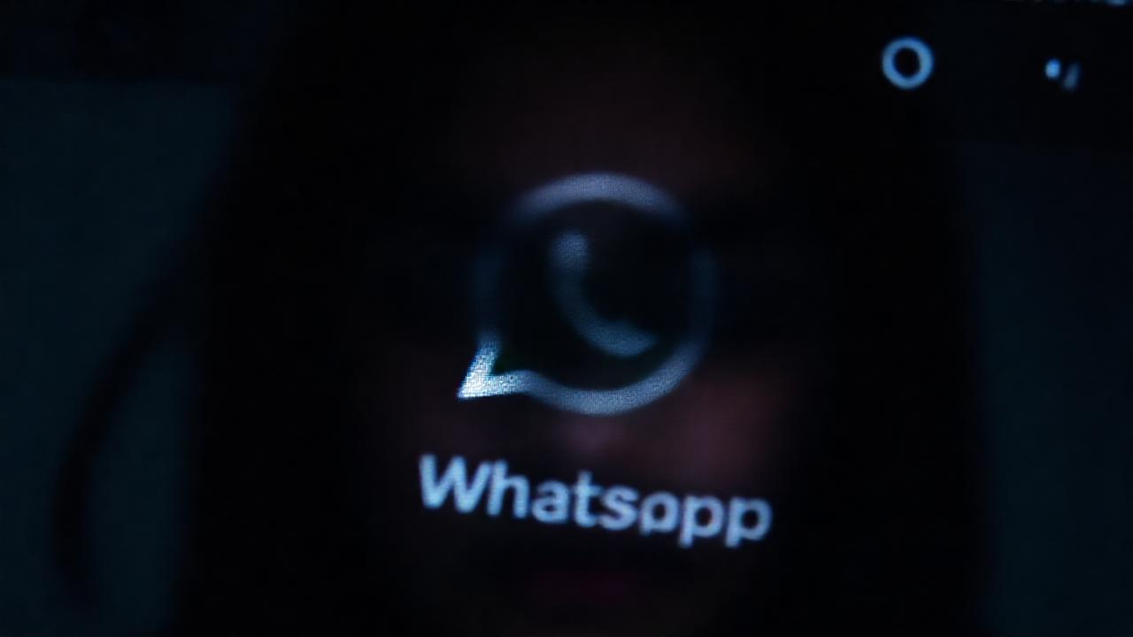 Una interfaz de WhatsApp oscura inquieta