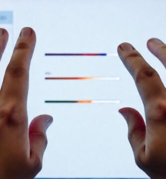 Manos controlan interfaz accesible y brillante