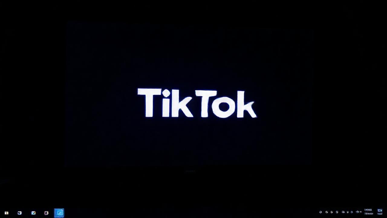 TikTok ilumina un escritorio tecnológico minimalista