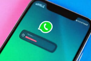 La pantalla del móvil muestra chat WhatsApp