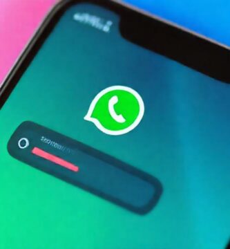 La pantalla del móvil muestra chat WhatsApp