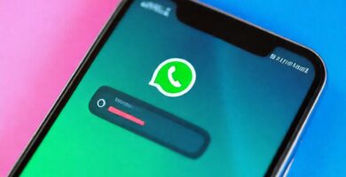 La pantalla del móvil muestra chat WhatsApp