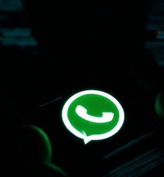 Un teléfono oscuro y vigilado transmite ansiedad