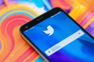 Una interfaz limpia organiza chats vibrantes