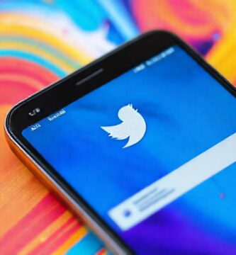 Una interfaz limpia organiza chats vibrantes