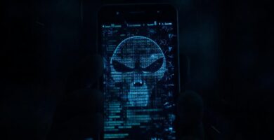 Un teléfono oscuro anuncia un peligro digital