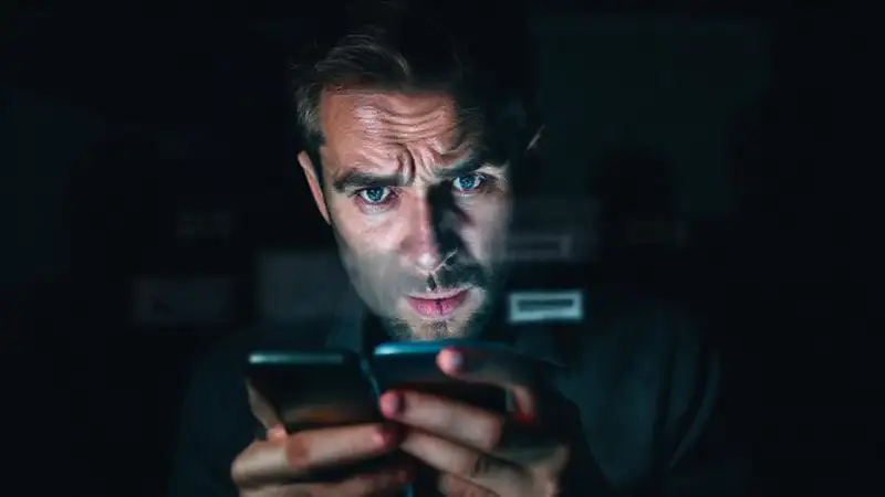 Un hombre preocupado protege su privacidad digital