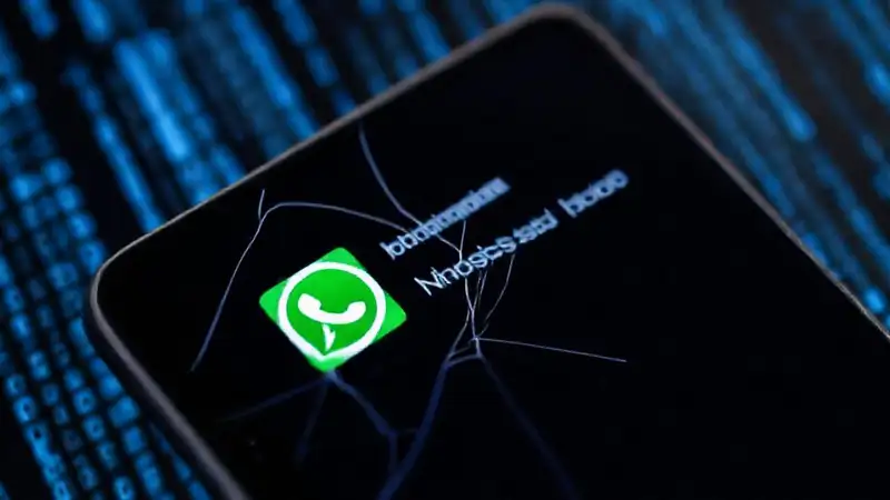El teléfono roto muestra WhatsApp frustrante