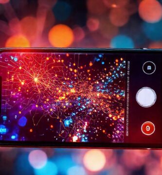 Un smartphone captura fotos futuristas y brillantes
