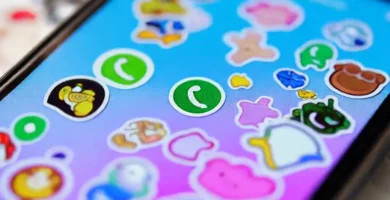 Un smartphone muestra un chat WhatsApp colorido