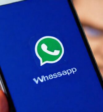 Mensaje sospechoso en teléfono digital alerta