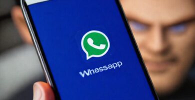 Mensaje sospechoso en teléfono digital alerta