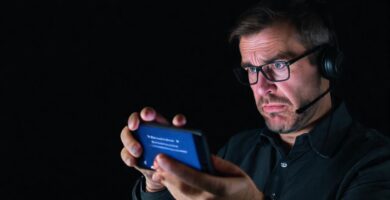 El hombre frustrado enfrenta un fallo digital