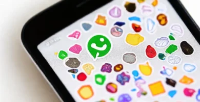 Un smartphone muestra un chat WhatsApp organizado