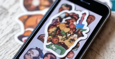 Stickers vibrantes decoran un smartphone llamativo