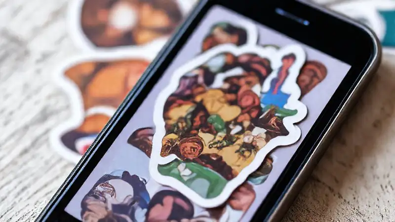 Stickers vibrantes decoran un smartphone llamativo